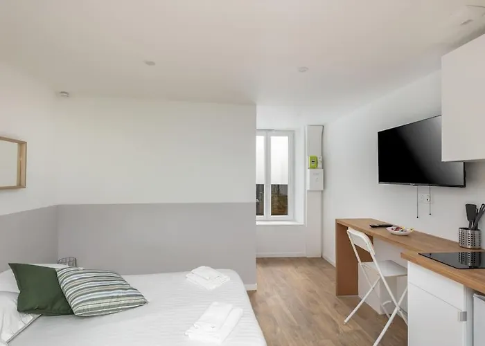 L\'Ankou Studio Avec Terrasse, Neuf Et Bien Equipe, Proche Centre, Tramway